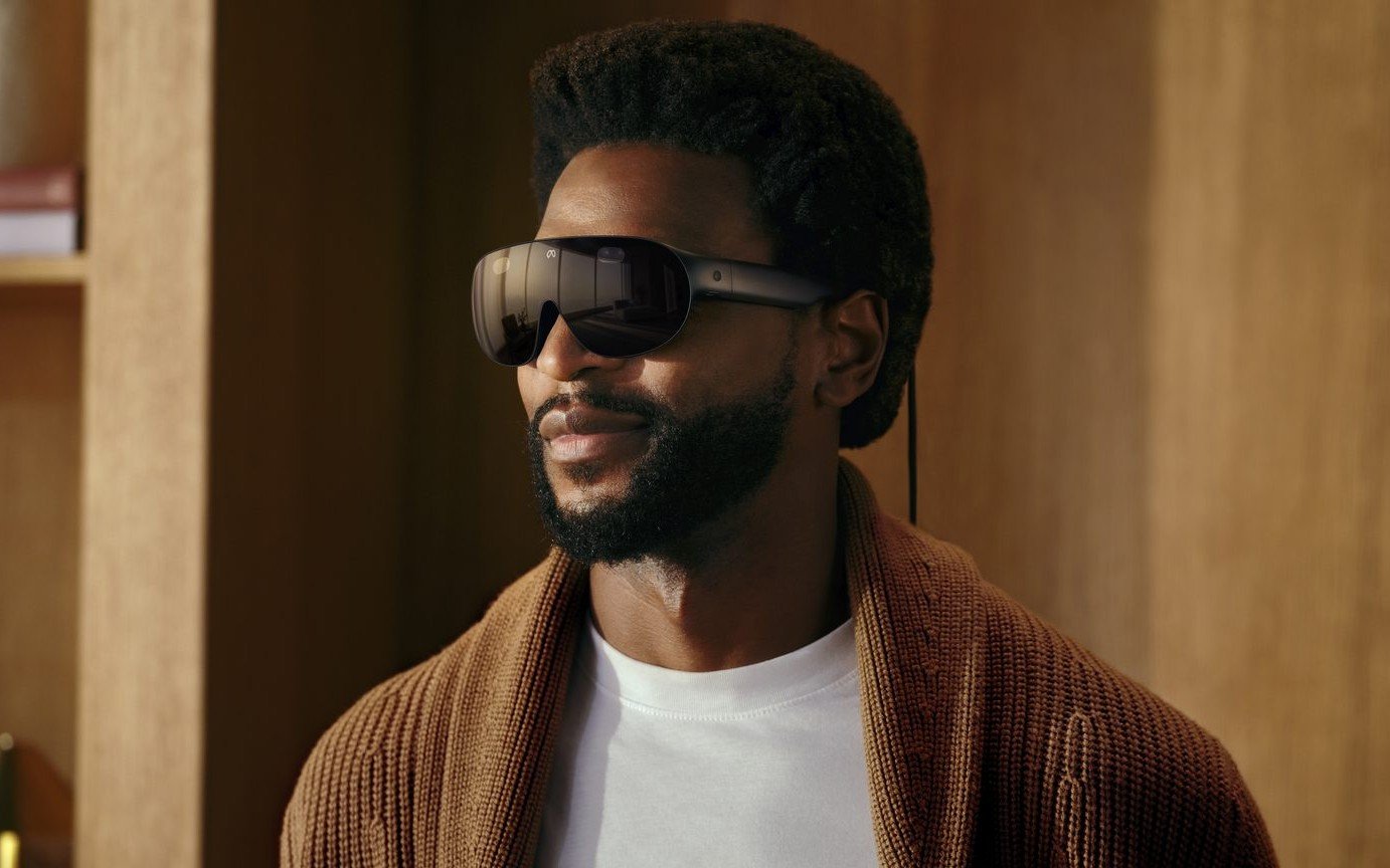 Homem usando o Meta VR Glasses, óculos de realidade virtual leve com o logo da Meta